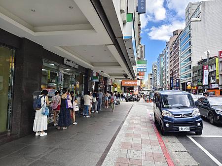 そして台北で行列ができると言えば「台北犁記」！こちらも過去と比べると行列は少なくなっていますが、それでも暑くてこの行列はすごい！