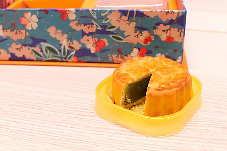 6つセットのどれも味が違うから、ナビスタッフで何を食べるかワイワイ言いながら決めたりして、そういう時間が楽しいものです。ナビは定番の味ではなくて、ほかではあまり食べられない「青梅碧螺春」をいただきました。青梅の甘酸っぱさと碧螺春の香りがバランスよくて、お上品なお味！台湾茶にもとても合いましたよ！