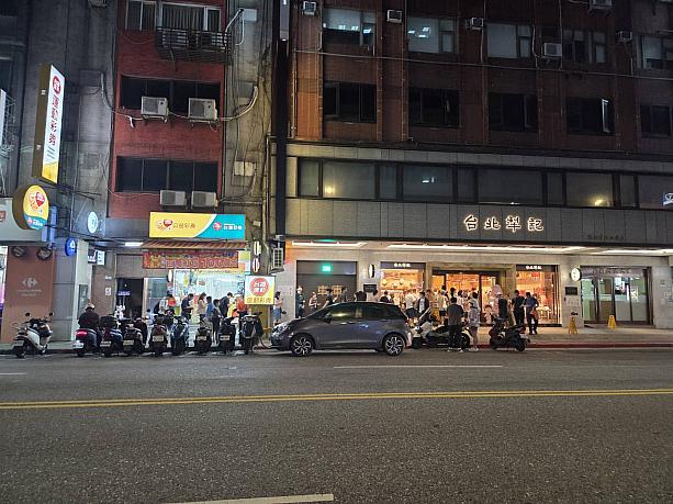 夜になるとさすがに行列はないかな？と思っていましたが、まだ列がありました！台湾の中秋節にはやはり月餅が欠かせませんよね！