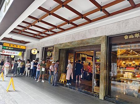 そして台北で行列ができると言えば「台北犁記」！こちらも過去と比べると行列は少なくなっていますが、それでも暑くてこの行列はすごい！