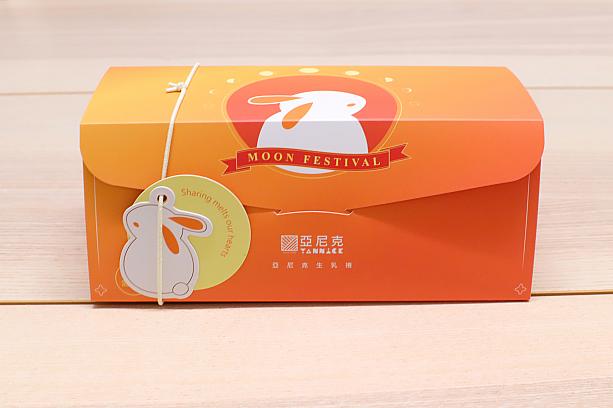 中秋節ギフトは月餅などの中華菓子ばかりではありません。洋菓子も結構多いんです。今年度肝を抜かれたのが、ロールケーキで人気の「亞尼克(ヤニック)」の「蛋黃酥」味のロールケーキ。