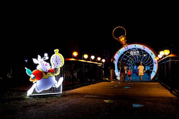 ディズニー好きならピンと来たかも？今年で6年目となる「2025嘉義市光織影舞」のテーマは不思議の国のアリス！お話の中に迷い込んだかのようなイマ—シブな体験が期待できますよ♡