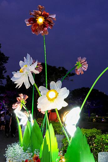 <b>B. 第二幕 ガーデンファンタジー</b><br>ヒナギク、スズラン、アサガオ、ヒヤシンスなどの光の花が幻想的な世界を彩ります。