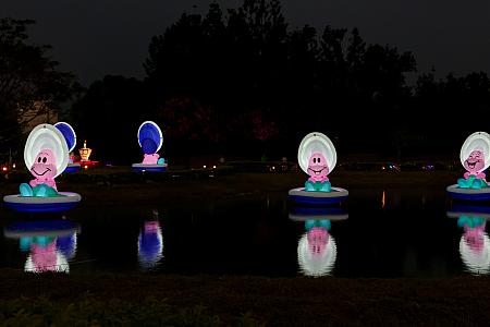 【台湾イベント】不思議の国のアリスの世界観が広がる光と影のインスタレーション「2025嘉義市光織影舞」へ行こう！ 台湾イベント 2025嘉義市光織影舞 光と影のインスタレーション 無料イベント 嘉義市北香湖公園 嘉義観光 嘉義旅行 台湾観光 台湾旅行 不思議の国のアリス AliceInWonderland チェシャ猫ヤングオイスターズ