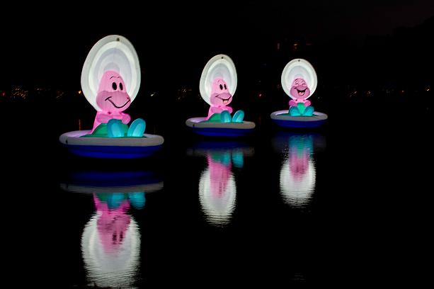 <b>C. 第三幕 ヤングオイスターズ</b><br>かわいいカキのベイビーたちが湖畔に浮かんで楽しそう！おとなり嘉義県はカキの産地としても知られています。