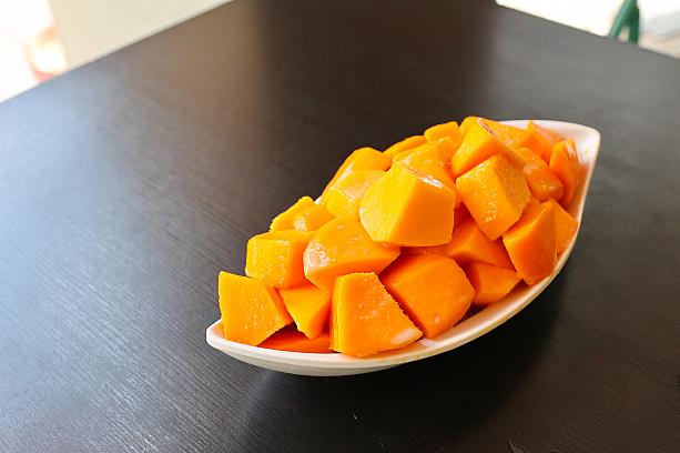 マンゴーどっさり♡ナビがいただいたこの日はもう10月。マンゴーがあるだけでも驚きなのですが、この量、どうです？？すごくないですか！