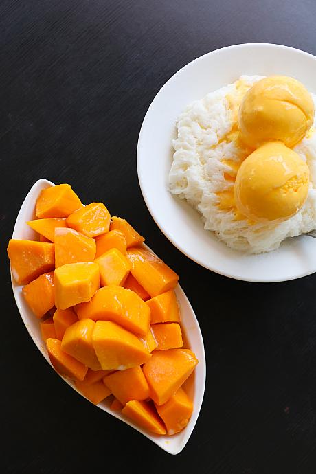 いえいえ、これが標準なんです。なんとフレッシュマンゴー＆雪花冰with芒果シャーベットがそれぞれ別盛り！