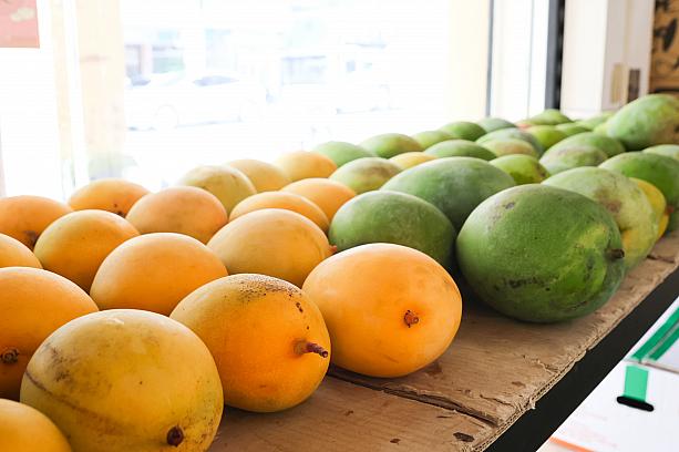 ナビがいただいた10月初旬は「凱特芒果」とまだ名もない秘密のマンゴー(緑っぽいから「黑香芒果」の派生種かな？？)を農家から特別に仕入れてミックスしているそうです。ちょっと繊維っぽさを感じるけど、うま～♡