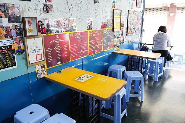 そんな歴史ある雰囲気は店内からも感じます。飾り気がないですが、これが昔っぽくて、懐かしくっていいんです。もちろんクーラーなんてないけれど、汗をかきかき冷たい氷を食べるのがいいんです！