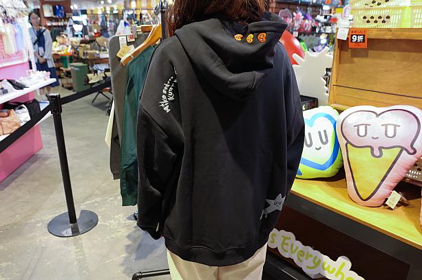 軽くてやわらかいパーカー2290元は、Kurtさん着用の白いパーカーとの2色展開です。主張しすぎないデザインも好きだし、なにより「綿100％」だから肌触りもよく、着心地抜群♡ 