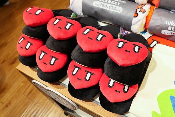 タオルやブランケット、スリッパなど生活に欠かせない雑貨も並びます。
