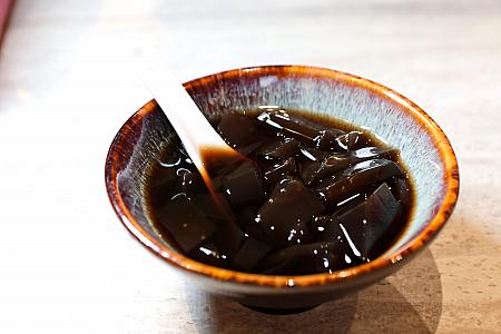 いずれもお鍋のセットには、主食(白米、はるさめ、王子麺、うどんから1つ選択)、ドリンクバー(アルコールや特殊ドリンクは10～20元のディスカウントで注文可)、デザート(愛玉、仙草、春一枝のアイスキャンディー)がついてきます。お得～！