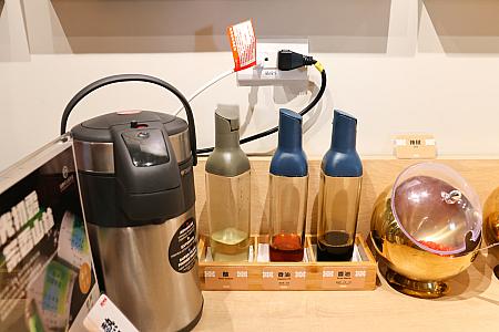 つけダレはセルフでどうぞ。鍋のスープがしっかりとした味わいなので、つけダレなしでもおいしいんです♡つけダレで味変も楽しめます。