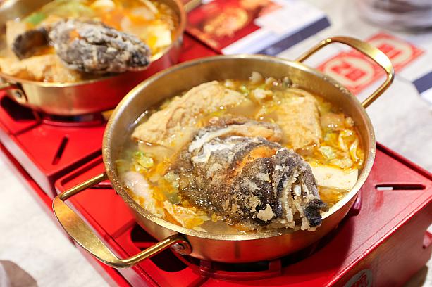 <b>龍虎斑魚頭鍋　399元</b><br>魚頭スープの進化版といえるのが、高雄・永安魚場で養殖されている龍虎ハタを使った鍋。魚の皮に含まれるコラーゲンもたっぷりスープに染み出して、旨味だけでなく栄養価も高いのが特徴。ピリ辛味です。