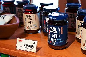 店内にはオリジナルの商品もずらりと並びます。カップ麺や方塊酥(パイクッキー)などお土産にもぴったりです！お食事の際は併せてチェックしてみてくださいね。