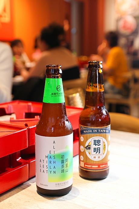 <b>聰明啤酒、阿里山初露茶啤　各130元</b><br>ショップオリジナルのクラフトビールは、店名を冠した「聰明啤酒」とでき立てほやほや「阿里山初露茶啤」。お鍋で1杯もいいかも♪