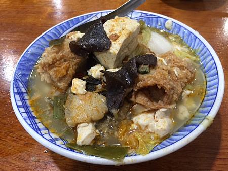 一応、「沙鍋魚頭」を簡単にご説明しますと、「林聰明沙鍋魚頭」の名物料理で、台湾でポピュラーなバーベキューソース「沙茶」をベースにしたスープの中に、ドーンと揚げ魚の頭が入ったもの。Netflixの『ストリートグルメを求めて〜アジア〜』でも取り上げられた行列店だから、ご存じの方も多いはず！