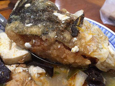 一応、「沙鍋魚頭」を簡単にご説明しますと、「林聰明沙鍋魚頭」の名物料理で、台湾でポピュラーなバーベキューソース「沙茶」をベースにしたスープの中に、ドーンと揚げ魚の頭が入ったもの。Netflixの『ストリートグルメを求めて〜アジア〜』でも取り上げられた行列店だから、ご存じの方も多いはず！
