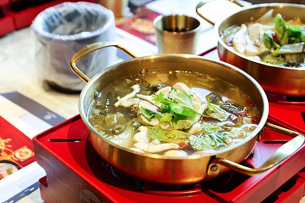 <b>聰明酸菜魚　399元</b><br>豚骨や豚肉の味に頼ることなく、100％龍虎ハタのアラでダシをとったスープをベースに「酸白鍋」をアレンジ、地元・嘉義産のスズキの白身を使って四川料理の「酸菜魚」を台湾流に仕上げてあります。酸っぱ辛さが病みつきに♡
