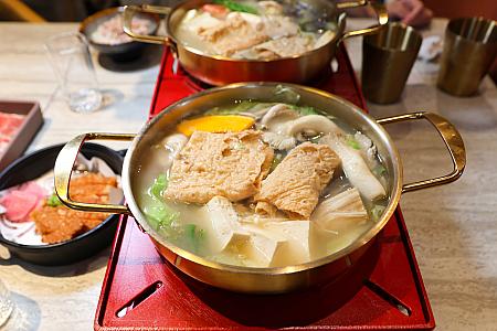 <b>濃郁豚骨鍋　299元(ポーク＋88元)</b><br>「聰明鍋」で唯一辛くない濃厚豚骨スープの鍋です。いわゆるしゃぶしゃぶで、お肉はビーフ、ポーク、チキンから選べます。テーブルの固形燃料の持ちが短めなので、お肉はさっさと鍋に投入することをおすすめします！