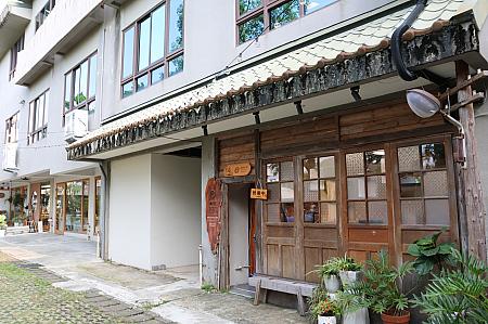 パン屋さん「貓尾巴麵包店」、カフェ「洛澄貓咪茶品店」、ビストロ「隱居。酣 InHouse ChiaYi」、韓国料理「Twozzim 燉雞」、イタリアンジェラート「CITTA義大利冰淇淋」、鉄板焼＆鍋「初物」、中華料理「八之五食堂」、パイナップルドリンク「梨窩」などの飲食店のほか、地元ヒノキ製品を扱う「松檜木創」などが並びます。