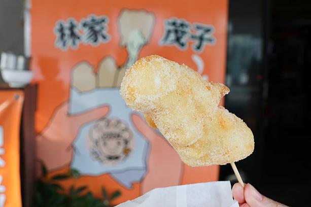 数年前に台湾ドラマからブレイクした昔ながらのおやつ「白糖粿(ベータングエィ)」。台南にもいくつか人気店がありますが、地元っ子にダントツなのが「林家茂子白糖粿蕃薯椪」です。