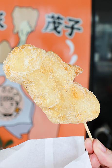 メニューは3つのみ。店名にもある「白糖粿」が揚げ餅に砂糖をまぶしたものです。やわらかくってアツアツが最高！