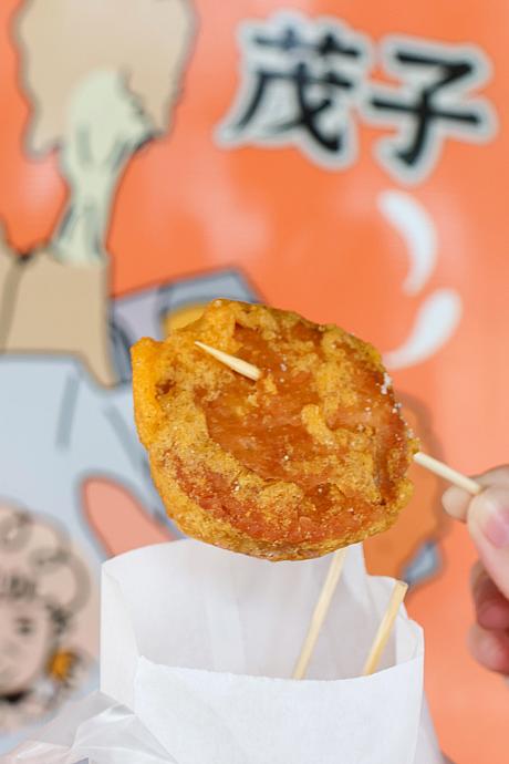 タロイモペーストをクラッカーでサンドして揚げたものが「芋頭餅」です。タロイモ自体あまり主張しないので、素朴すぎるほど素朴な味わい。好みが分かれるかもしれません。