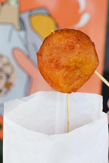 蕃薯椪」は蒸してつぶしたサツマイモを揚げたもので、中には蜜餡が包まれています。やさしい甘さ♡餡入りのでっかいサツマイモボール(地瓜球)と言うと伝わりやすいかな？