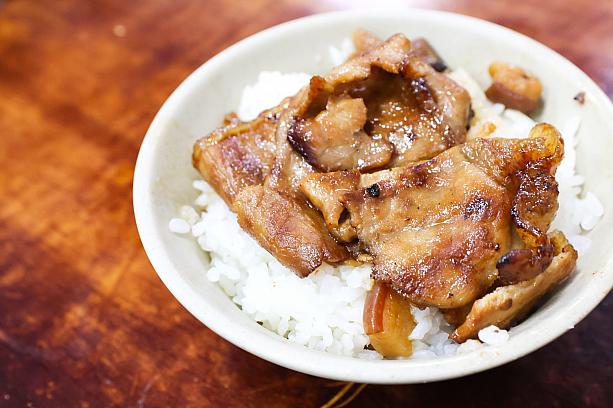 <b>焼肉飯(サオローファン)50元</b><br>甘辛いタレと共に香ばしく焼かれた豚肉がご飯の上にON。日本で食べる生姜焼きと違って甘みが強いのが「焼肉飯」の特徴です。この甘さが台湾南部の味でしょう！