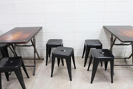 座席数が少ないので混雑時には相席必至。まごまごしてたらお店の人が指示してくれるはず！店頭の半アウトドア席もイイ感じです。