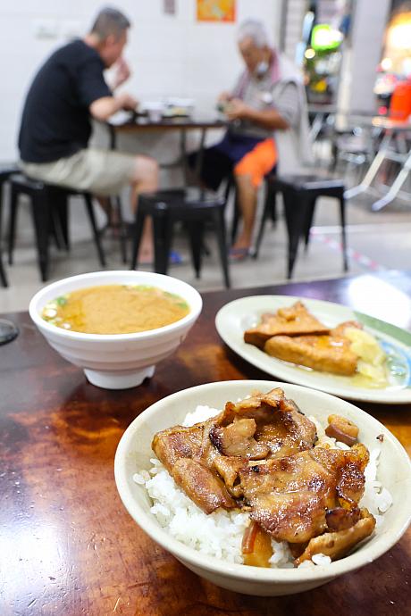 本日はもちろん看板メニューの「焼肉飯」をオーダー。オーダーシートはないので指差しやメモで注文してくださいね。ちなみに「魯肉飯」はド～ンと大きな角煮が、「肉燥飯」はブツ切りバラ肉がのっています。台北で言う「魯肉飯」が食べたいのなら「肉燥飯」を選びましょう。