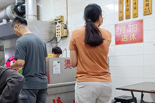 店に入ったら、まずは列に並びましょう。店内で食べる場合も持ち帰りの場合も同様です。