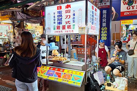 メインストリートは「臨江街」で、観光客向けのお店も多いイメージ！台湾バーガーの名店「石家割包」やかわいいフォルムのベビーカステラ「雞蛋糕」など……