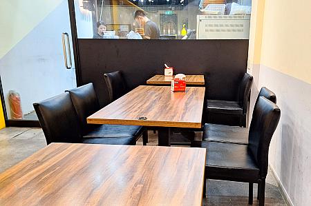 「臨江街觀光夜市(通化街夜市)」には何軒かステーキ屋さんや鉄板焼き屋さんがあるのですが、「樂謙牛排(楽謙ステーキ)」は清潔感があって、若い店員さんたちがきびきびと動いて、愛想もとてもいい！そして、メニューにお肉の産地がきちんと明記しているのもいいですよね。