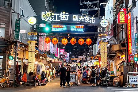 歩いて楽しく、食べておいしい「臨江街觀光夜市(通化街夜市)」！観光夜市と言いながら、ローカル率がかなり高く、歩きやすさも魅力の一つ！台北101からも近いので、是非訪れてみてください！