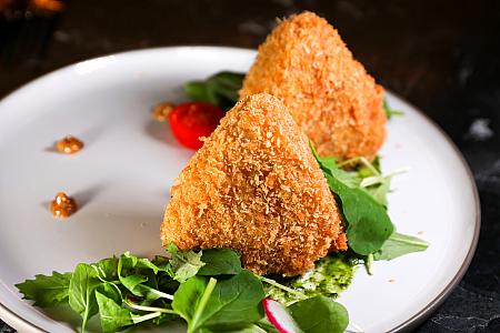 嘉義名物の雞肉飯をエシャロットと共におにぎりにして、ライスコロッケ風に揚げたもの「手捏油蔥酥雞腿肉絲飯糰250元」はボリュームたっぷりです♡