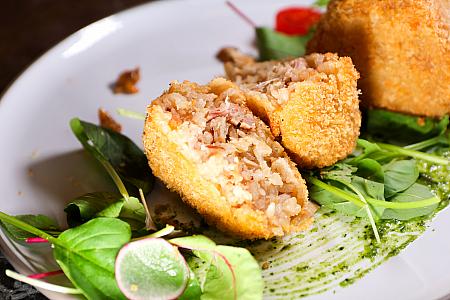 嘉義名物の雞肉飯をエシャロットと共におにぎりにして、ライスコロッケ風に揚げたもの「手捏油蔥酥雞腿肉絲飯糰250元」はボリュームたっぷりです♡