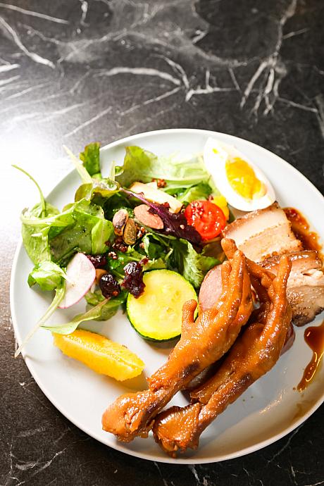 サラダ＆台湾風煮込み(滷味)の盛り合わせ。トリ足(雞爪)がなんとも台湾ぽーい！(この日の特別メニューです。近しいものは「嘉義街外280元」を注文してください)