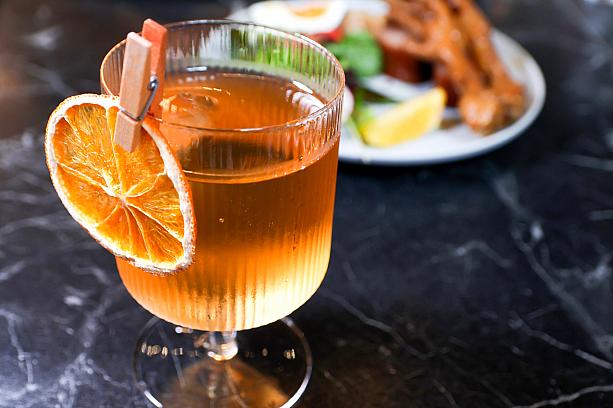 「夏日氮氣金萱180元」は、台湾茶で人気の金萱茶にドライオレンジを浮かべて飲む爽やかなティー。「お茶」ではなく、敢えて「ティー」と呼びたい、そんなお洒落な味わいです。