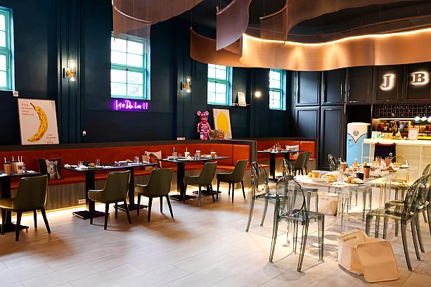 店内はレトロモダンな雰囲気を感じる落ち着いた空間です。