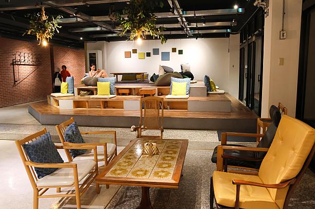 注目すべきはサロンやテラスなどの共用スペースです。HOSTELに宿泊している方はもちろん、HOTELに宿泊していても、いつでも自由に利用ができます。