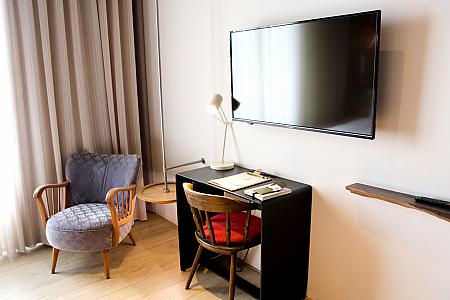 赤レンガの壁とインダストリアル風のデザインがお洒落です。ベッドルームは小型スーツケースなら余裕で広げられる広さ！中型サイズでもいけそうです。