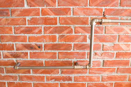 赤レンガの壁とインダストリアル風のデザインがお洒落です。ベッドルームは小型スーツケースなら余裕で広げられる広さ！中型サイズでもいけそうです。