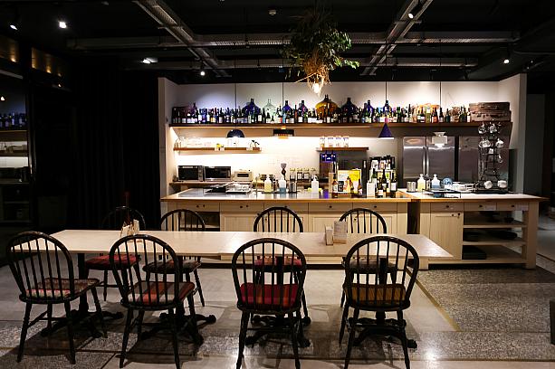 設備が整った広々キッチンもあります。調理器具も完備しているから、市場やスーパーで食材を買ってきて料理するなんてこともOKなんです。