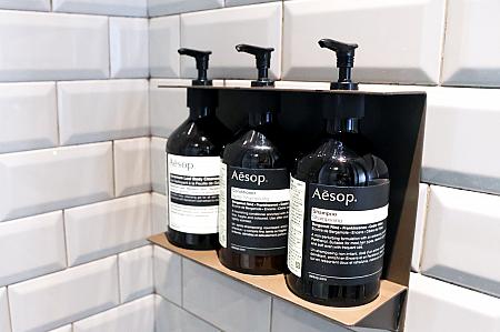 バスルームもゆったり！オープン式の洗面所の前にシャワールームがあり、入口ドア付近にはトイレと完全分離なのがうれしいですね。バスタブがないのは残念ですが……。シャンプー類はAēsopのものでした。いい香り～♡