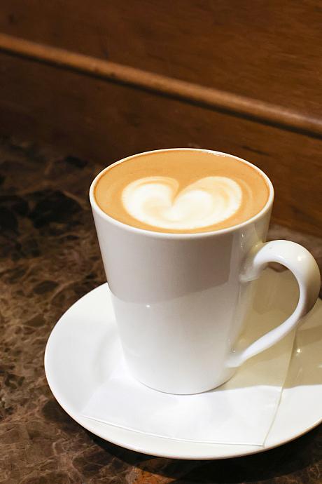 <b>ラテ(原味拿鐵)Hot130元/セットは480元</b><br>ナビみたいなスイーツLOVERなら、TEA TIMEは見逃せません！13時半～17時までのちょっと長めのアフタヌーンティータイムと、20時半～の夜お茶タイムがあります。〆スイーツはここでしょ！