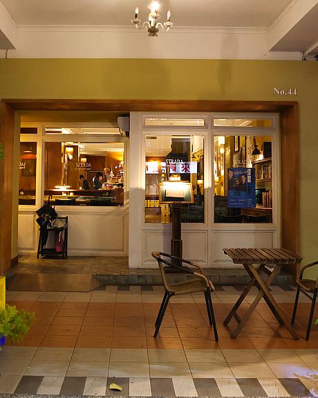 高雄人にお洒落なカフェがあると聞いてやってきたのが「Cafe Strada」。MRT「美麗島」から歩いてすぐという好立地です。古いビルをリノベしたカフェはムード満点。年季が入っている風ではありますが、ここにオープンは2023年のこと。それ以前は文化中心の方で25年に渡り営業していたとか。