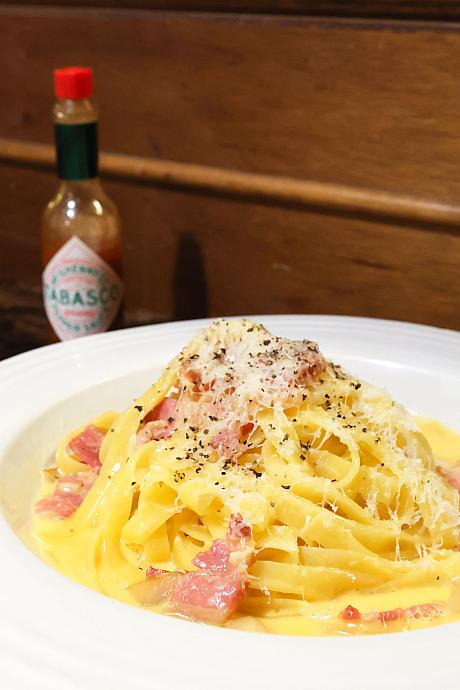 <b>カルボナーラのフェットチーネ(奶油培根蛋黃寬麵)290元/セットは480元</b><br>濃厚クリームソースが美味♪パスタはイタリアンの専門店にも匹敵すると評判なんですよ。セットにすると、スープ・フォカッチャ・ドリンク・ケーキがついてお得に♪