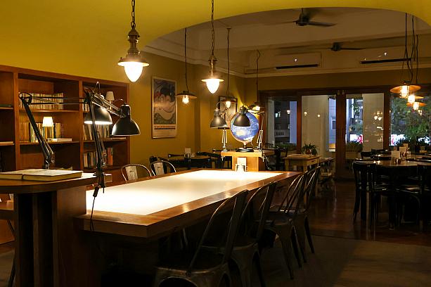 ……といっても、ファミリーやお友達同士での利用者も多く、皆、なごやかにおしゃべりを楽しんでいる様子です。適度なにぎやかさがあるから居心地満点♡